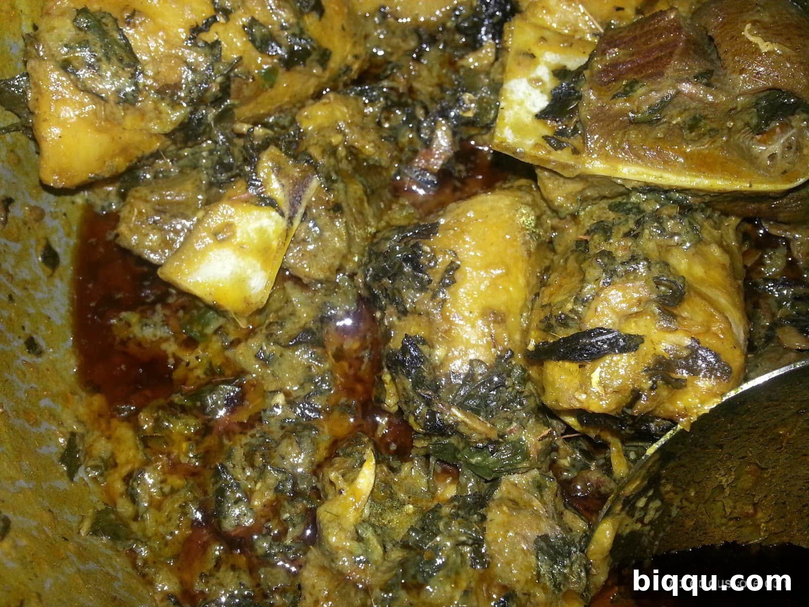A close-up of Born House Planti after resting, prominently displaying the signature red palm oil (oyel) on its surface, indicating perfect completion.